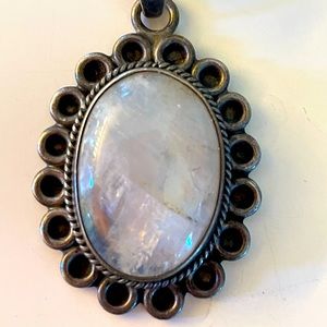 BEAUTIFUL PRECIOUS STONE PENDANT. OPALESCENT COLOR & SHINE